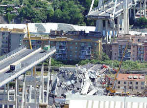 Quello che resta del ponte Morandi collassato martedì a Genova