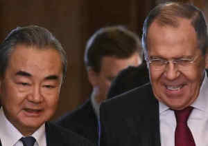 Il cinese Wang Yi e il russo Sergej 