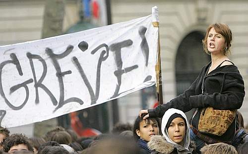 Uno striscione sciopero innalzato dagli studenti parigini a Parigi
