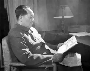1961 mao zedong reading peoples daily in hangzhou 1.jpg