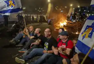 manifestazioni israele 25 17.jpg