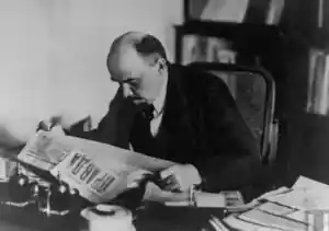 Lenin legge Pravda 660x400