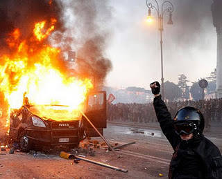 scontri camionetta brucia pugno alto